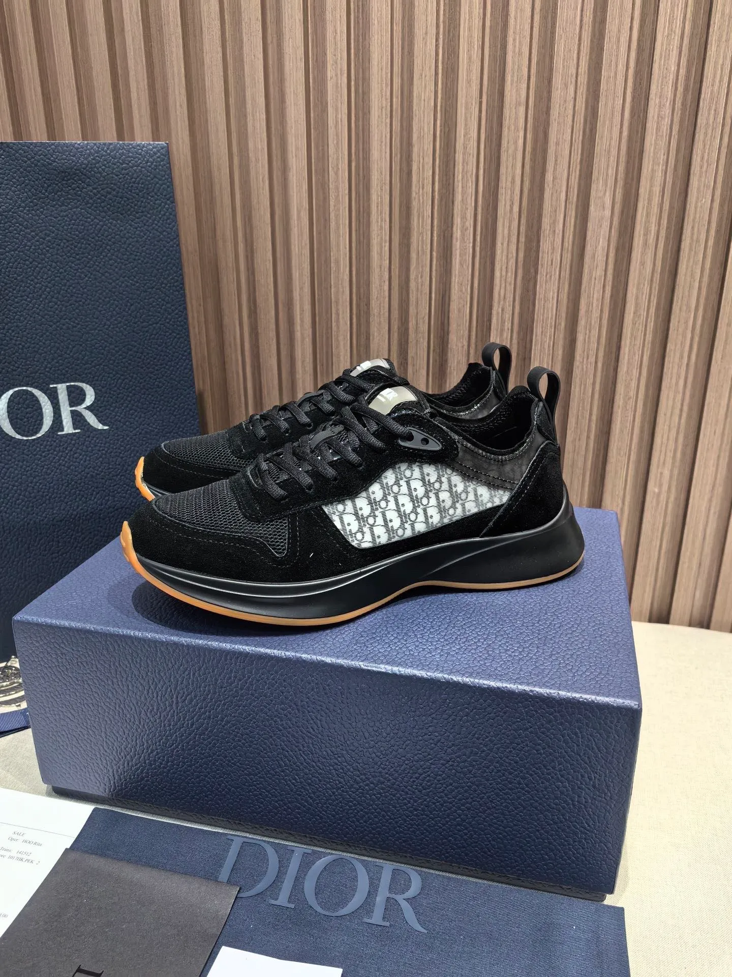 Factory price: 440💰 🔍Top purchasing agent🇮🇹 Dior's super-popular sports shoes, popular for street men, are synchronized with the new product counters. The uppers are made of Italian original imported cowhide and matched with D's customized fabrics. It is a must-have for fashionistas. The complex craftsmanship is perfectly reproduced. Imported soft cowhide foot pads, soles: original soles specially provided by the original factory, exclusive movable molded soles are super comfortable, original factory follow-up goods, 🔍🔍high quality, you can enter and exit the counter at will, welcome to compare, code number 38-45 (46 can be customized and cannot be returned or exchanged)